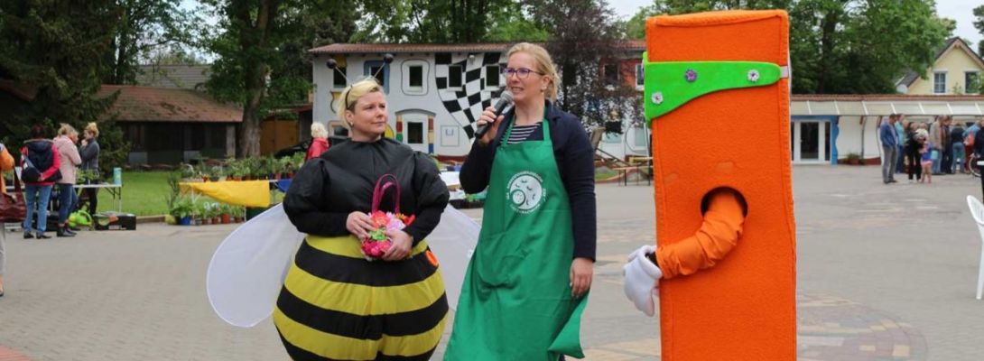 Frau Meyer-Klepsch mit den Maskottchen Biene Neuenhagen und Stecky IGA 2017